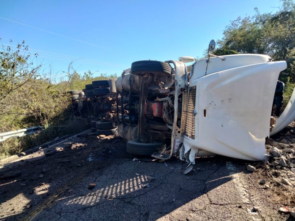 Volcadura de camión en Badiraguato