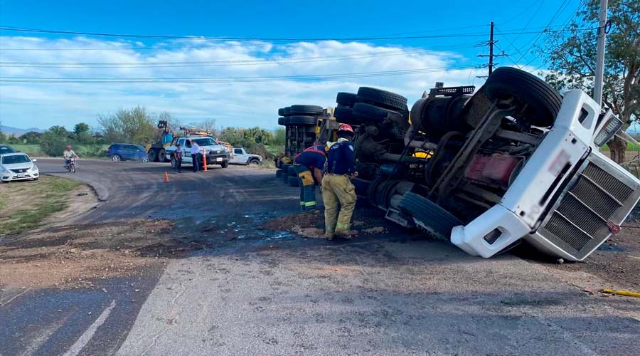 Vuelca camión con material de Construcción en el Fuerte-2