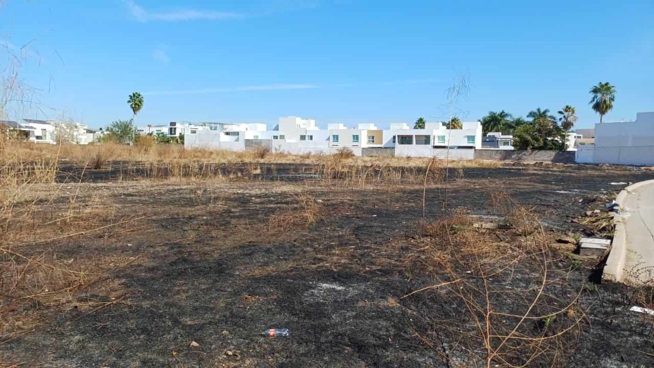 Lote baldío incendiado en Culiacán.