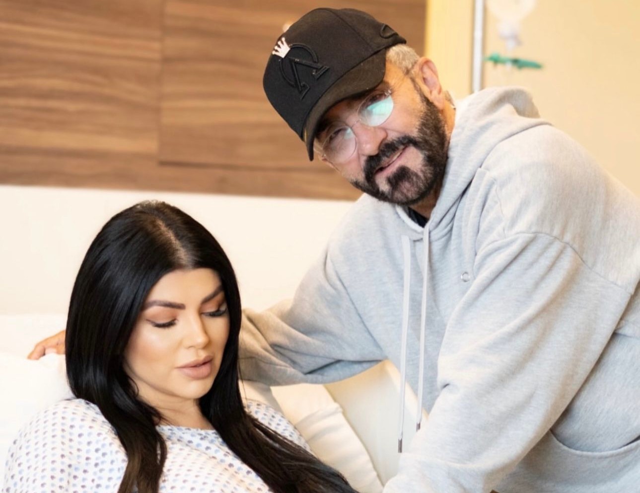 Vicente Fernández Jr. junto a Mariana González en el hospital