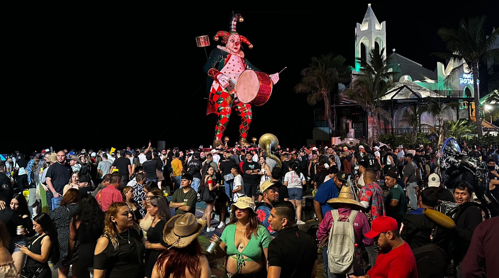 ¡Que suene la tambora en Mazatlán! Cierran calles y abren la fiesta en el Malecón en pleno Carnaval