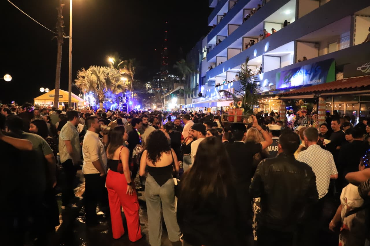 “Ríos de personas” inundan Olas Altas el sábado de Carnaval para disfrutar la fiesta más grande