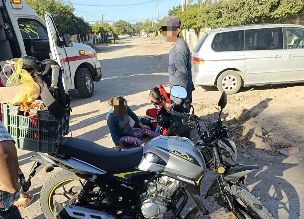 Blanca y Sául quedan lesionados en choque de motocicletas en Guasave