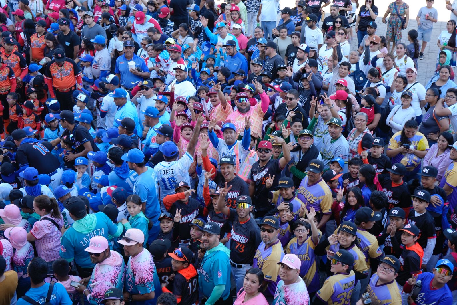  Tras cinco años, vuelve el tradicional desfile de peloteritos al puerto de Mazatlán