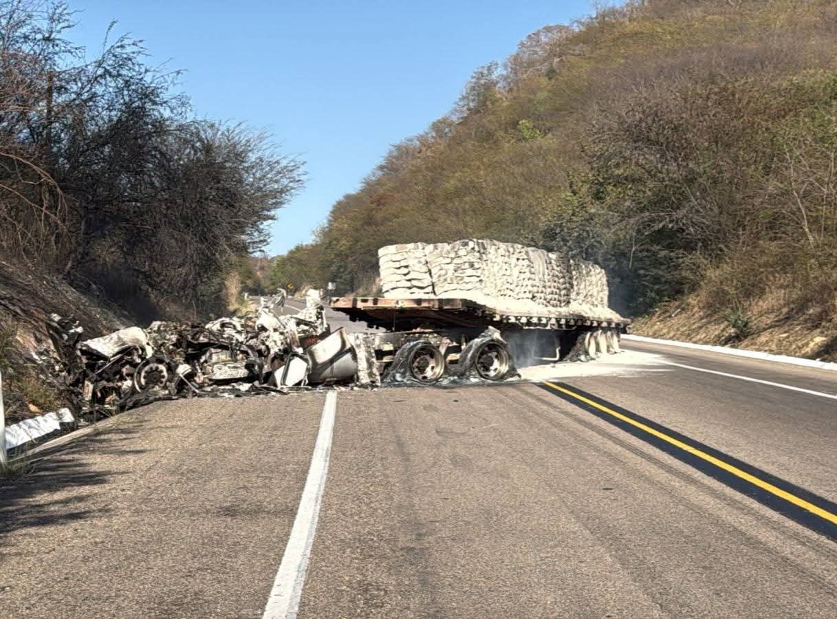 TRailer quemado bloqueando la carretera