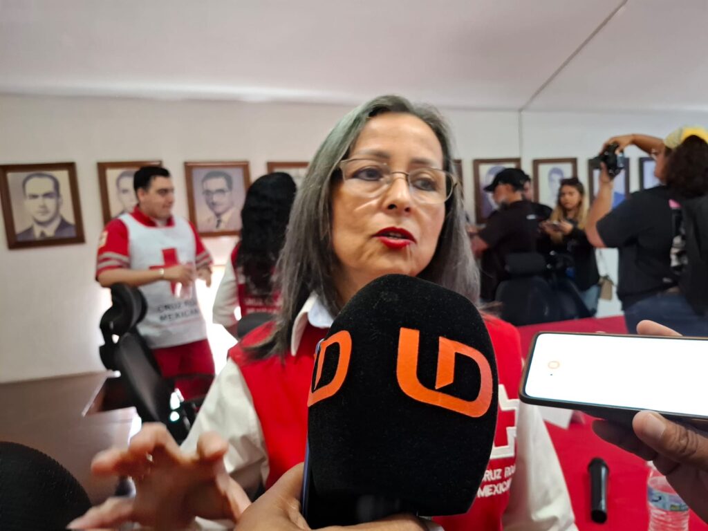 Persona hablando al micrófono
