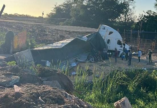 caja de trailer aplastada en accidente