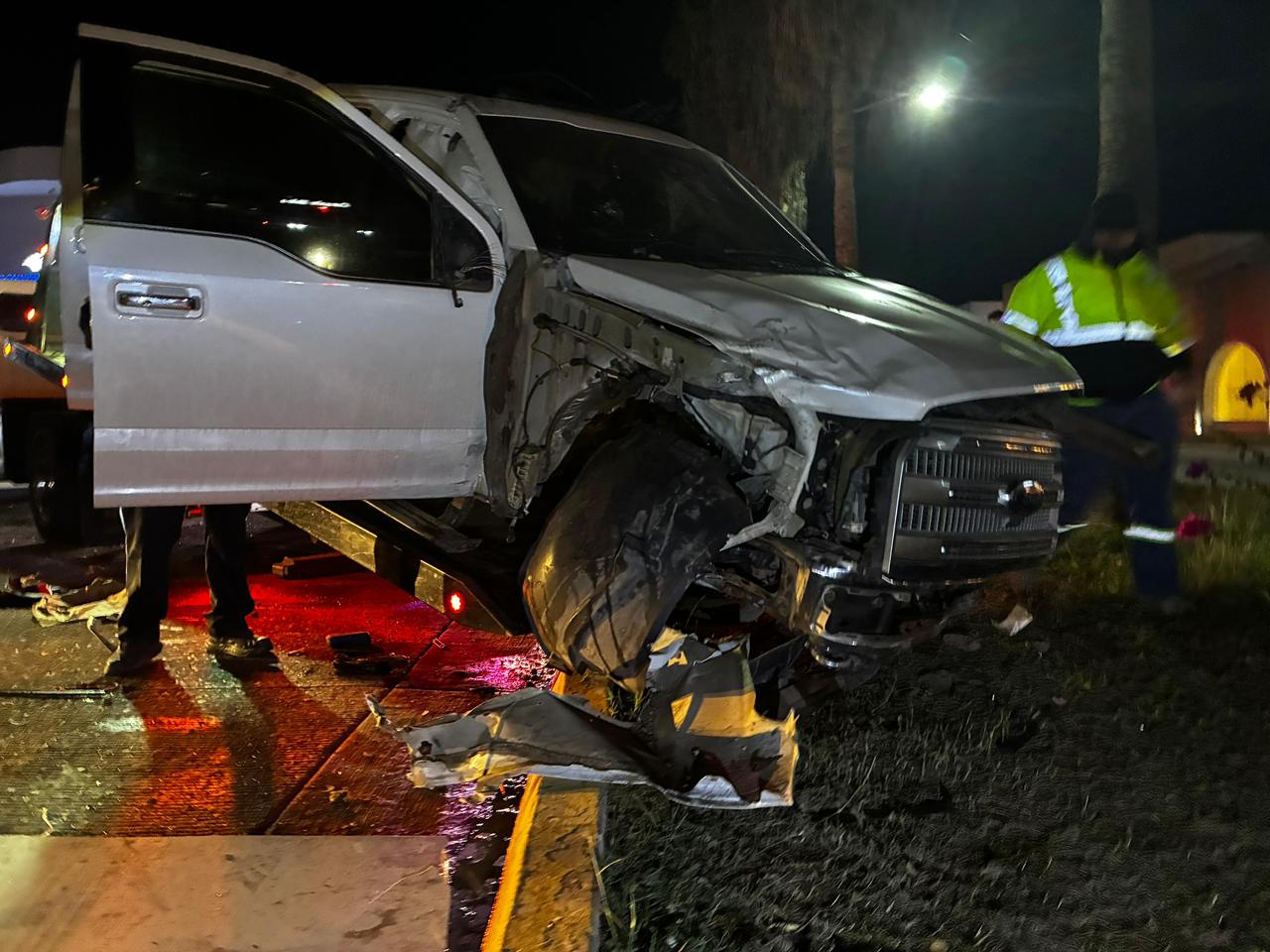 Camioneta gris golpeada por choque