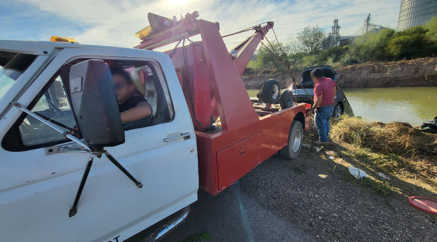 Una grúa sacó el vehículo del interior del canal