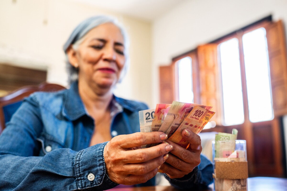 Mujer mayor con dinero en sus manos