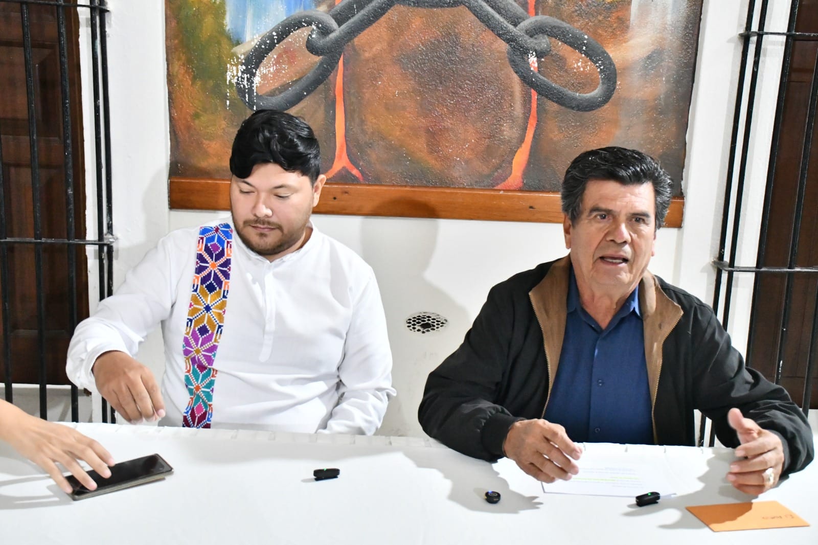 Dos personas sentadas en una mesa