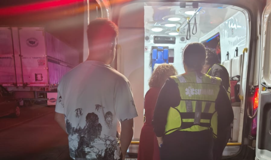 Paramédicos con mujer accidentada