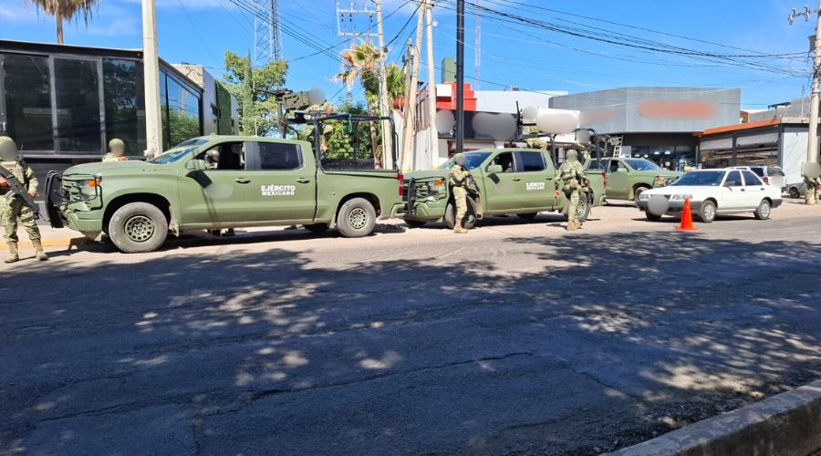Unidad y elementos del Ejército Mexicano en una calle