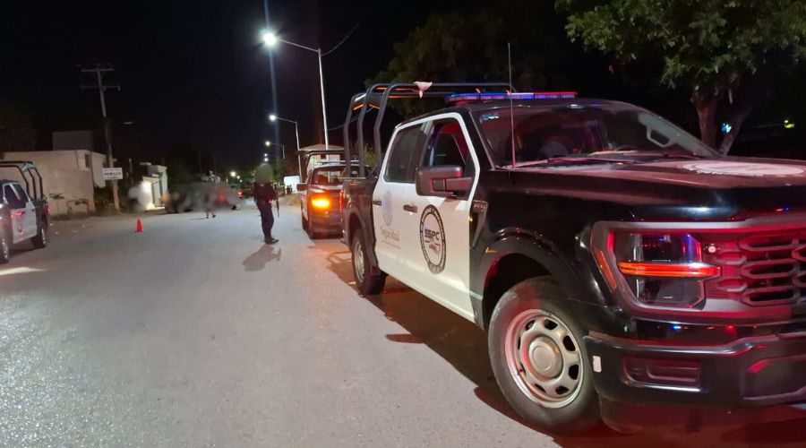 Unidad y elementos de ls SSPC en una calle denoche