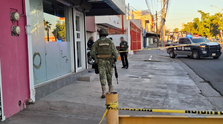 Policía municipal y del Ejército resguardan el local