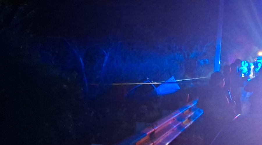 Vehículo queda fuera de la autopista tras atentado a balazos