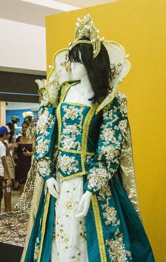 Exposición de atuendos reales del Carnaval de Mazatlán.