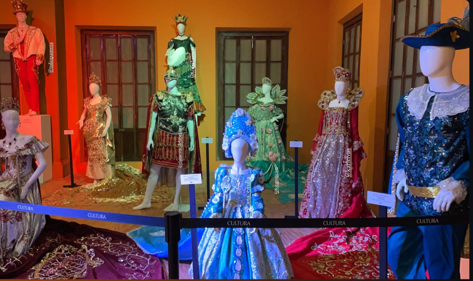 Exposición de atuendos reales del Carnaval de Mazatlán.