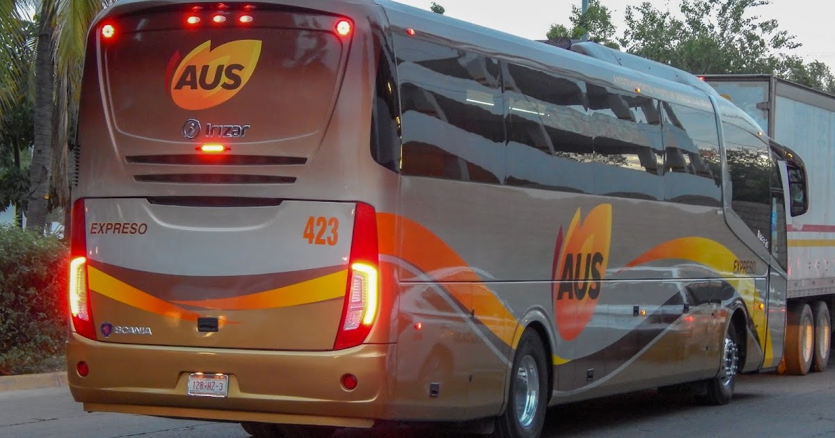 autobús aus encendido sobre una calle de tarde
