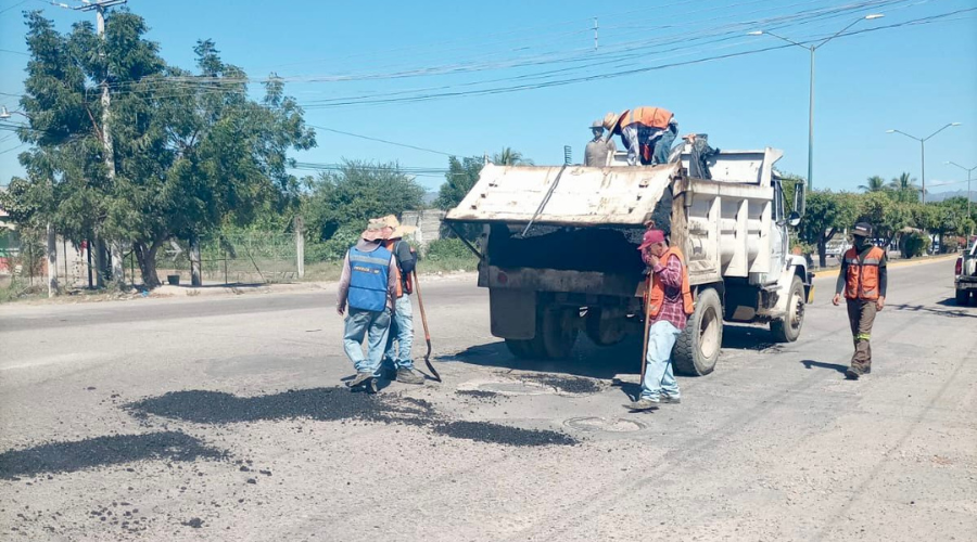 Trabajo de bacheo en carretera