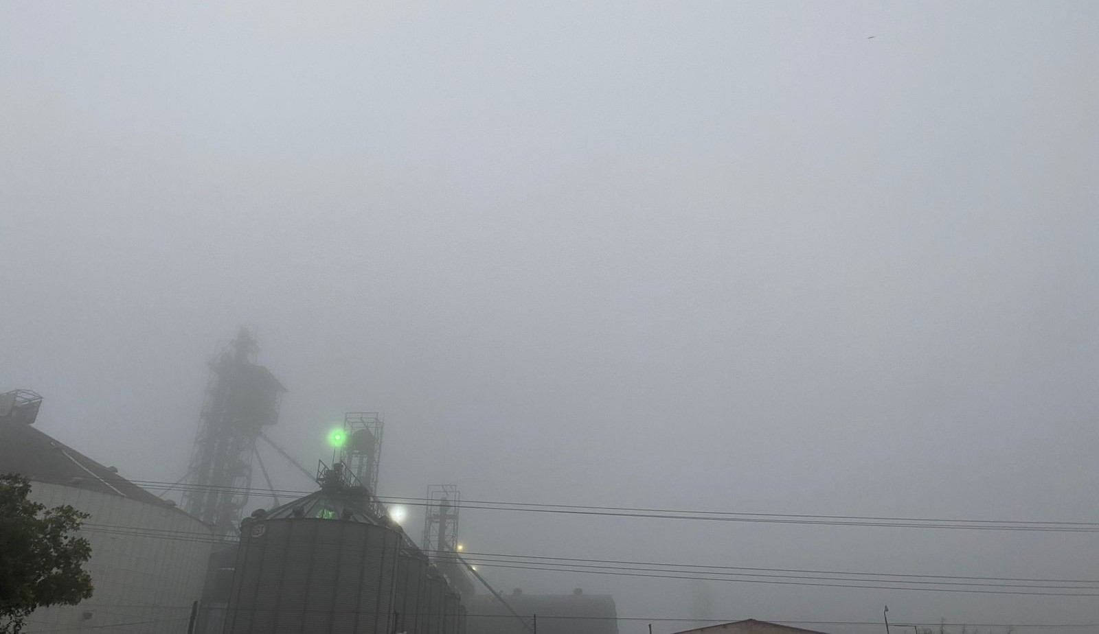 Paisaje nublado por bancos de niebla