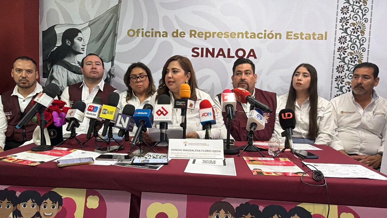 PErsonal de Bienestar en una rueda de prensa con micrófonos