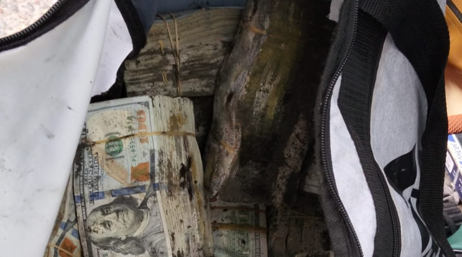 Fajos de billetes de dólares