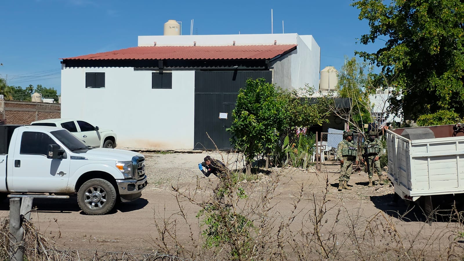Policía y Miliatres en bodega cateada en Guamúchil