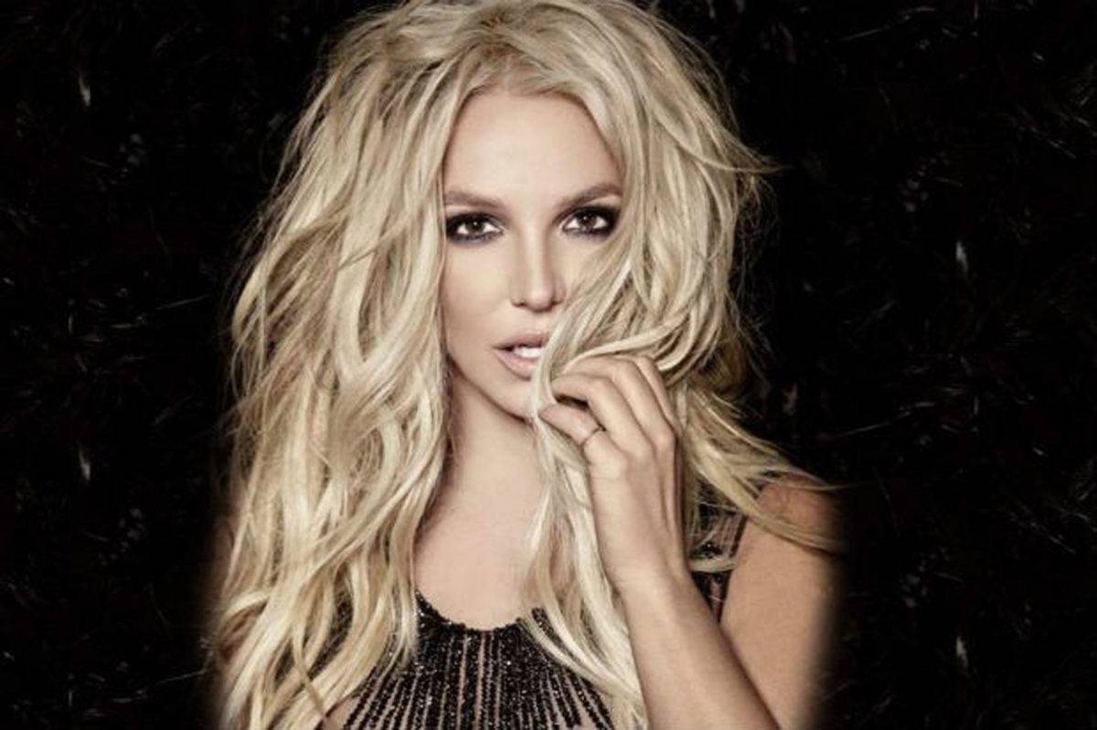Britney Spears con fondo negro
