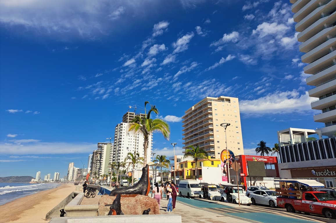 edificios de mazatlan, carros circulando sobre la calle en un día soleado