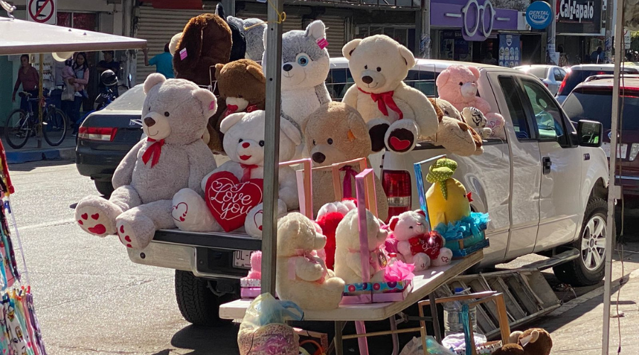 Venta de artículos de San Valentín en calles de Guasave