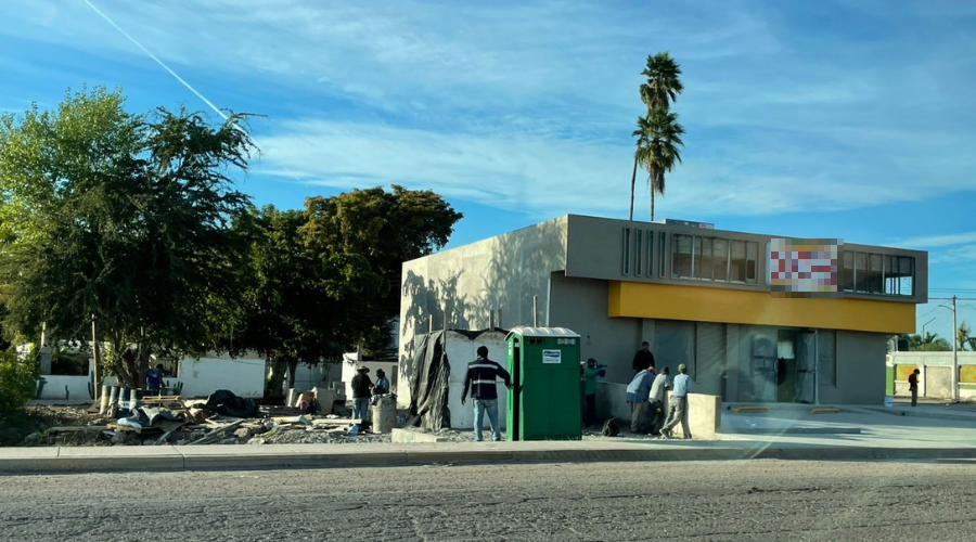 Construcción de una tienda sobre la entrada del ejido 9 de Diciembre 