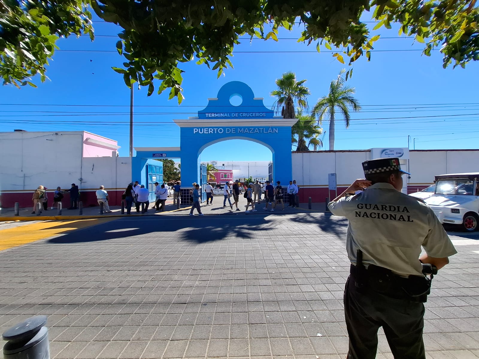 Elemento de Transito frente a la entrada de la terminal de cruceros
