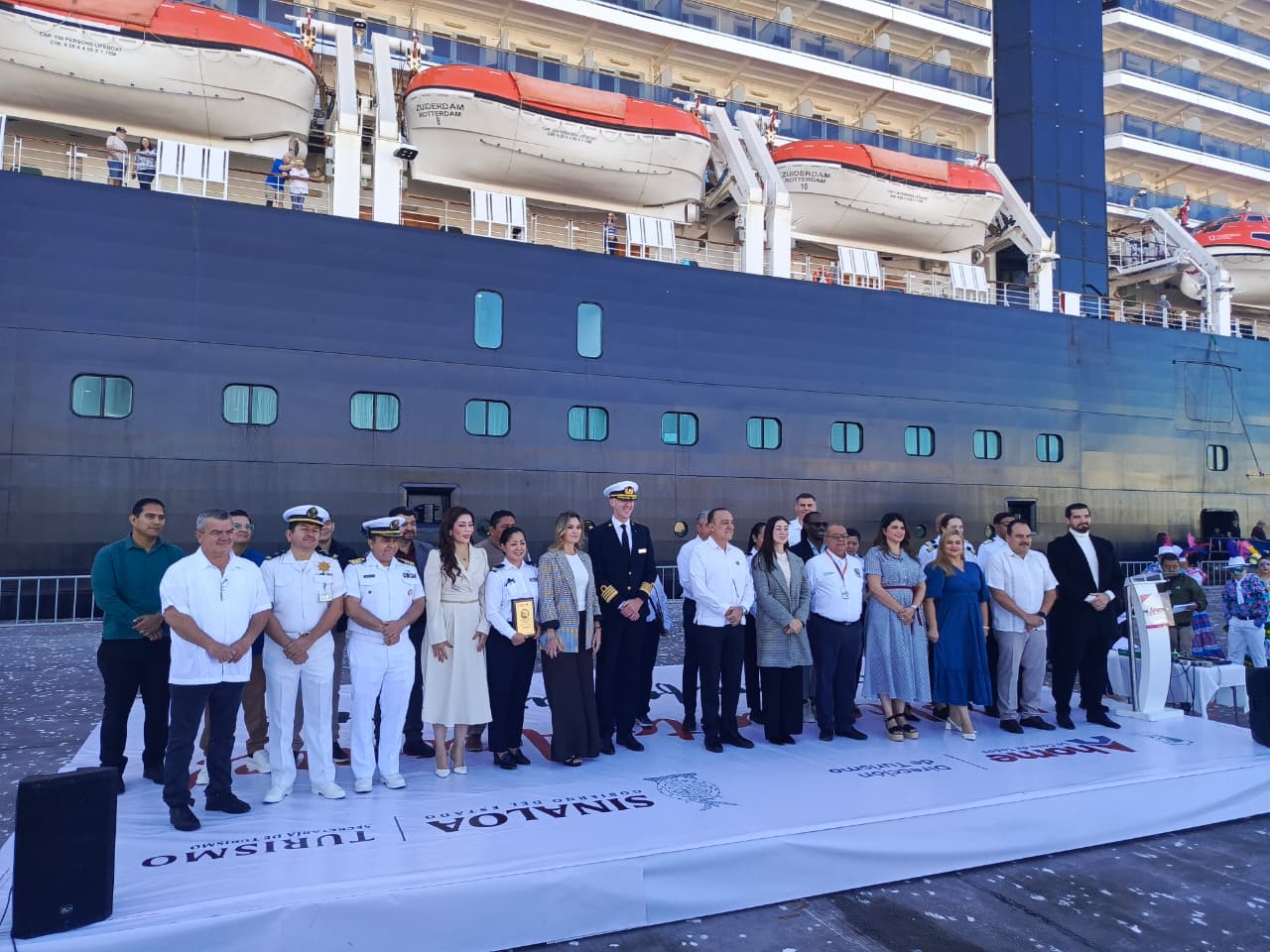 Público frente a un crucero que acaba de llegar a un puerto