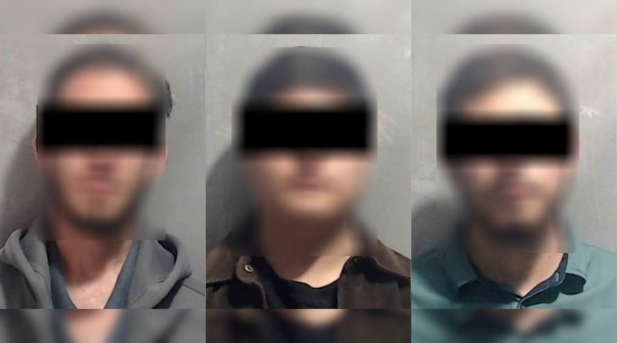 3 personas detenidas con los ojos cubiertos
