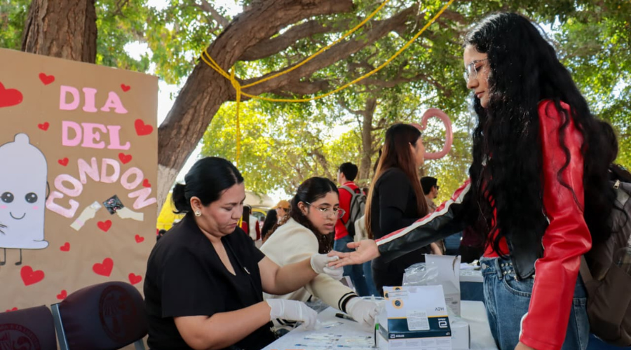 Entrega de condones a estudiantes de la UAdeO