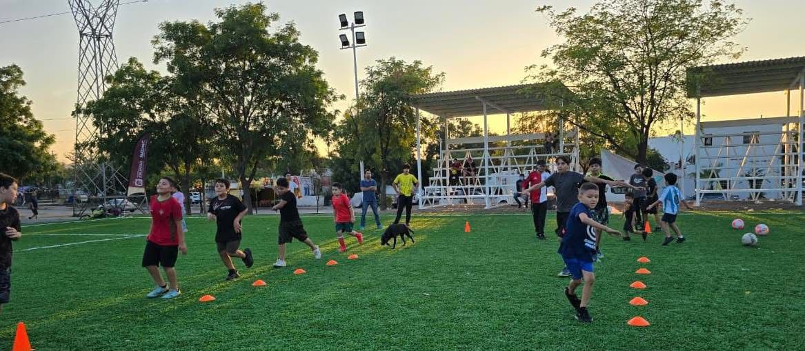 Niños ejercitándose en la cancha del bulevar Agricultores.