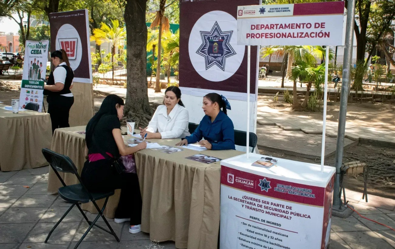 Personas en un estante de una feria de empleo