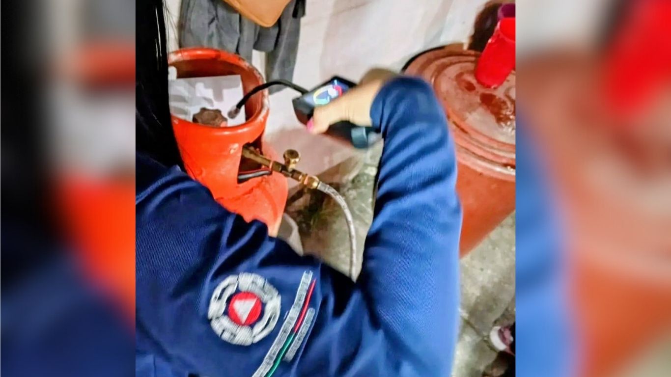 persona supervisando cilindro de gas