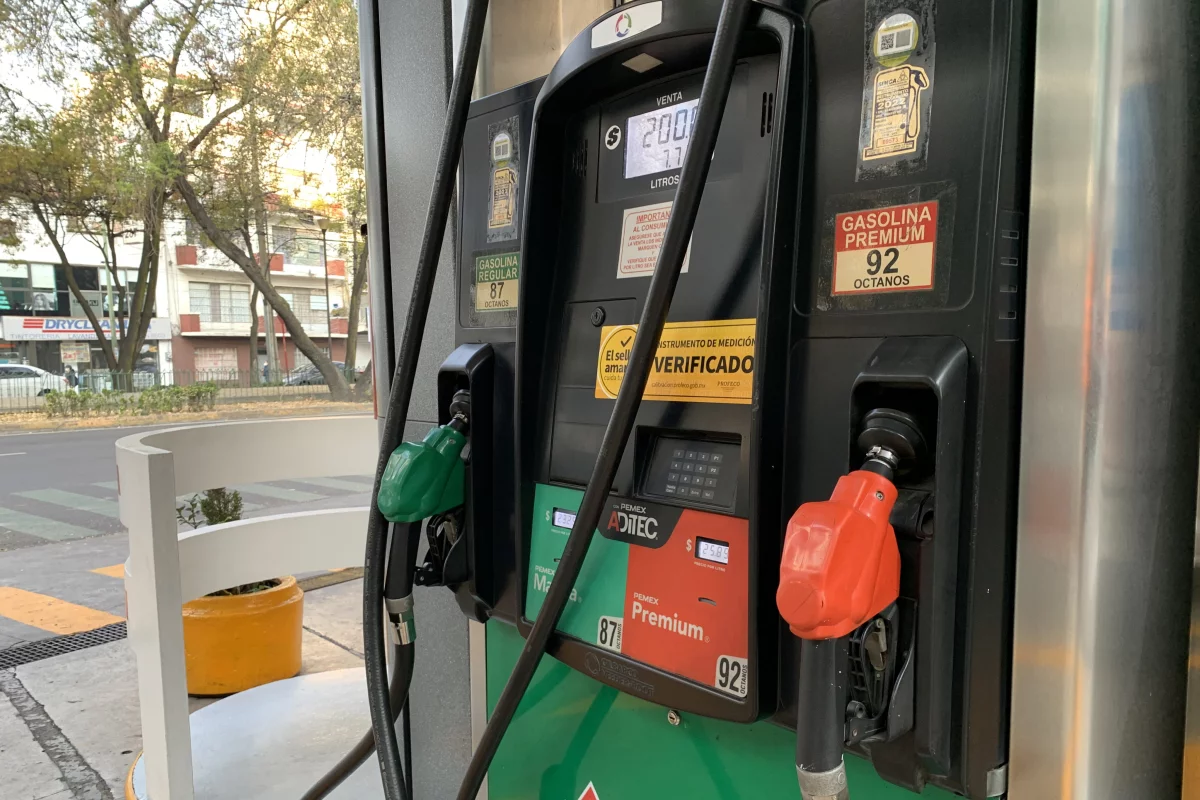 Bomba de gasolina verde y roja PEMEX