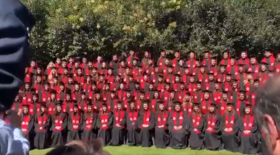 Un grupo de estudiantes cayó de unas gradas mientras se tomaba la foto de graduación.