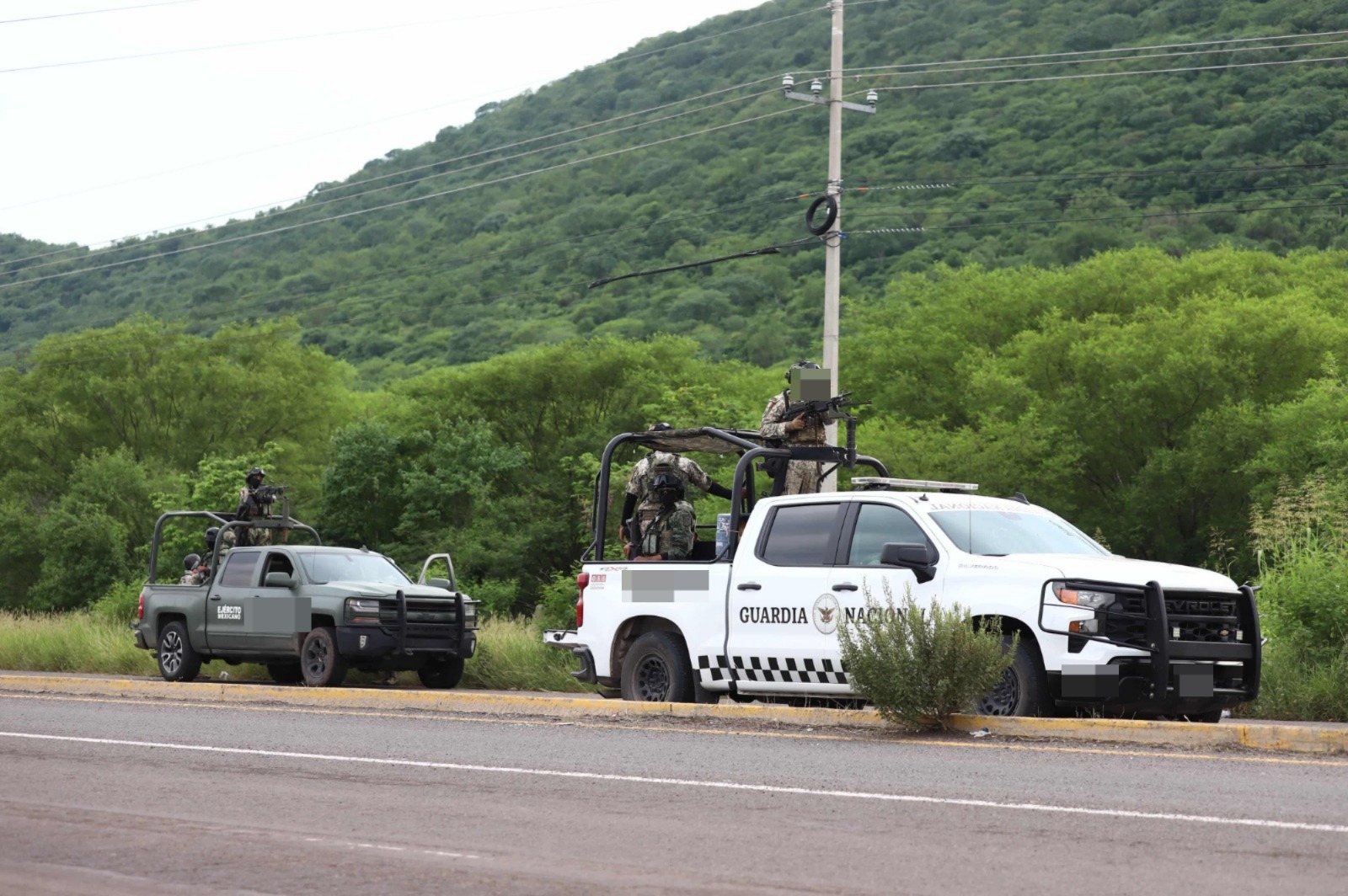 Patrulla de la Guardia Nacional y el Ejército Mexicano durante operativo en carretera de Sinaloa