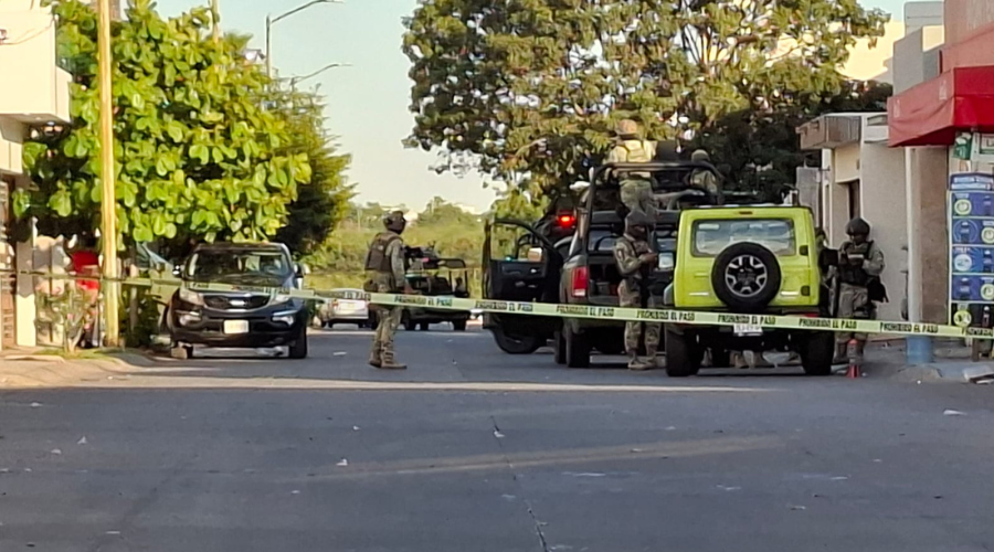 Policías aseguran una tienda tras homicidio