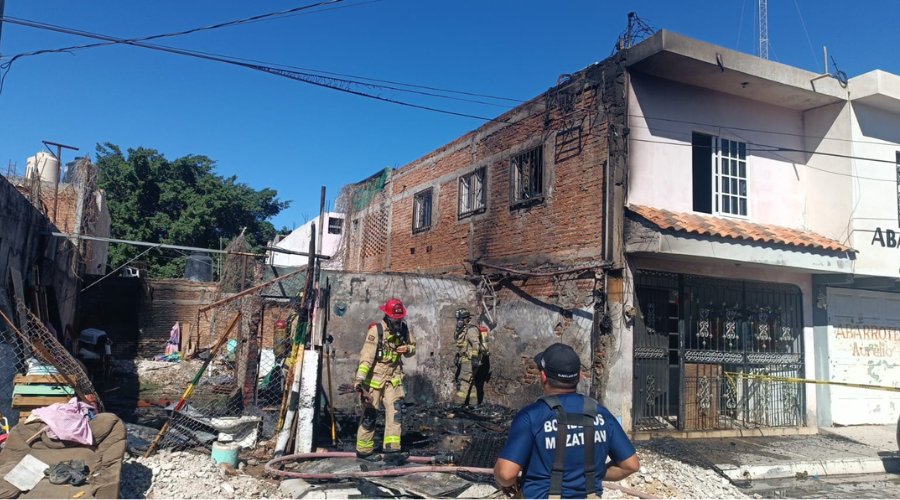 Bomberos de Mazatlán sofocan el incendio sobre una vivienda