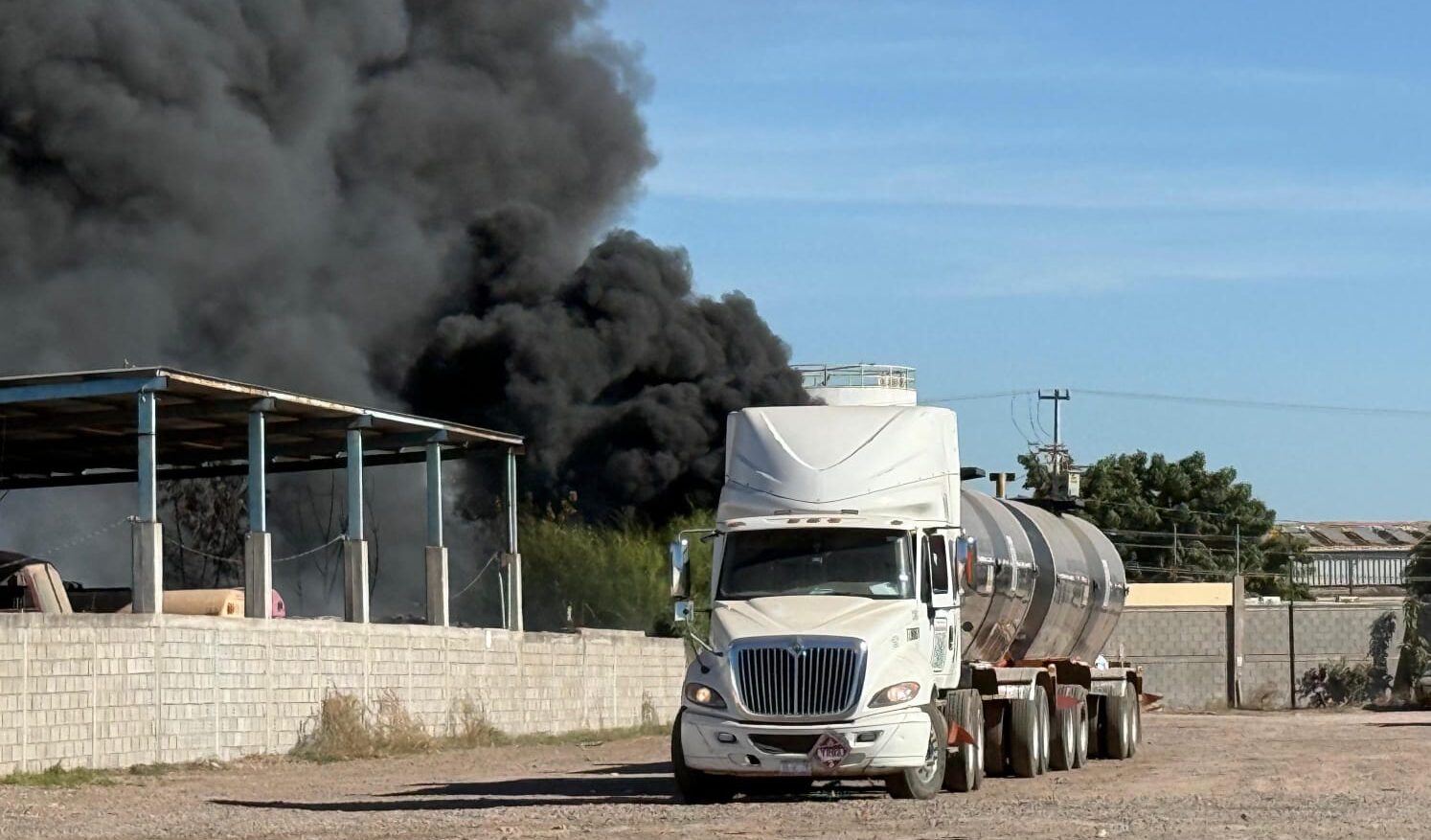 Incendio en pensión vehicular de Los Mochis