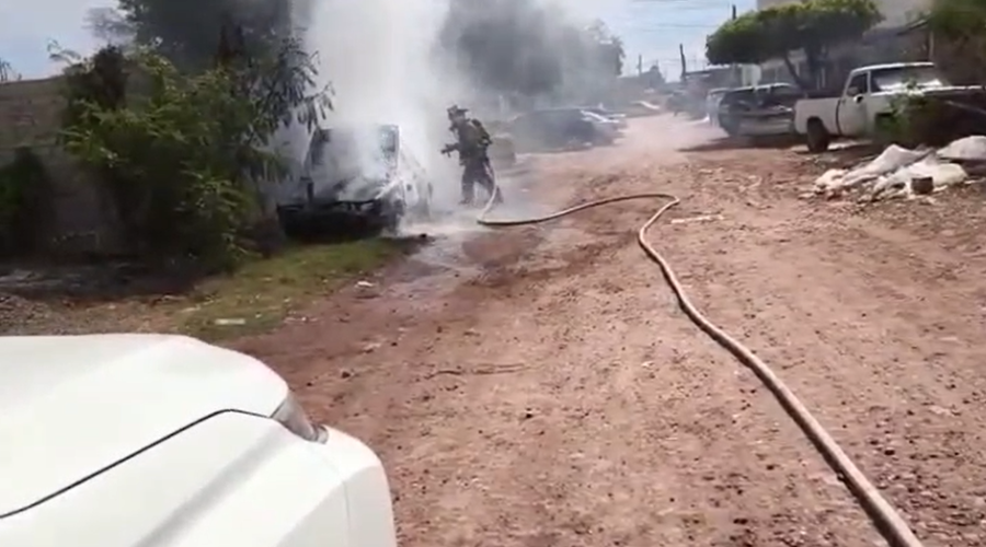Bomberos de Los Mochis apagan el incendio sobre un vehículo