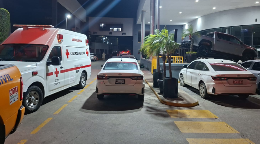 Vehículos resultan dañados tras el paso del fuego en una concesionaria