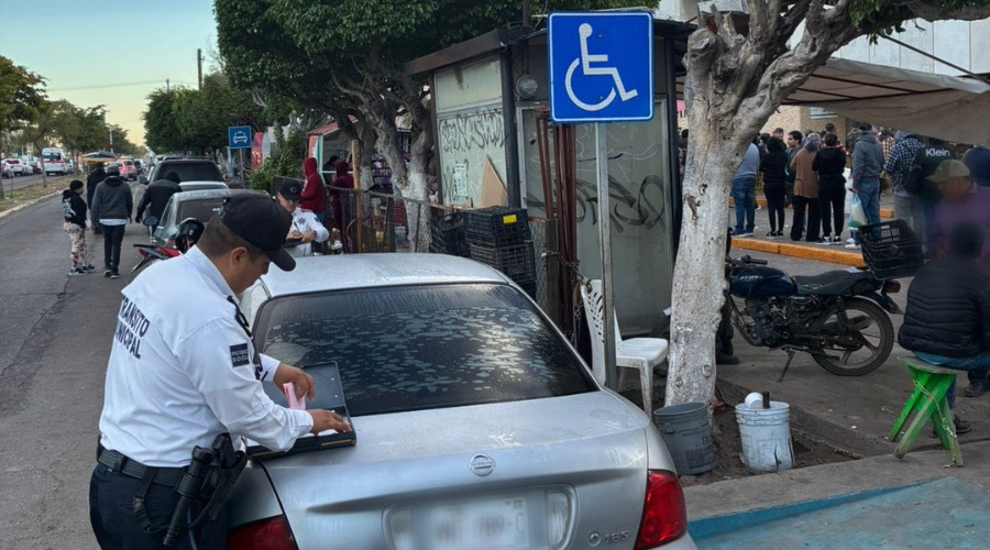 Tránsito emite una boleta de infracción