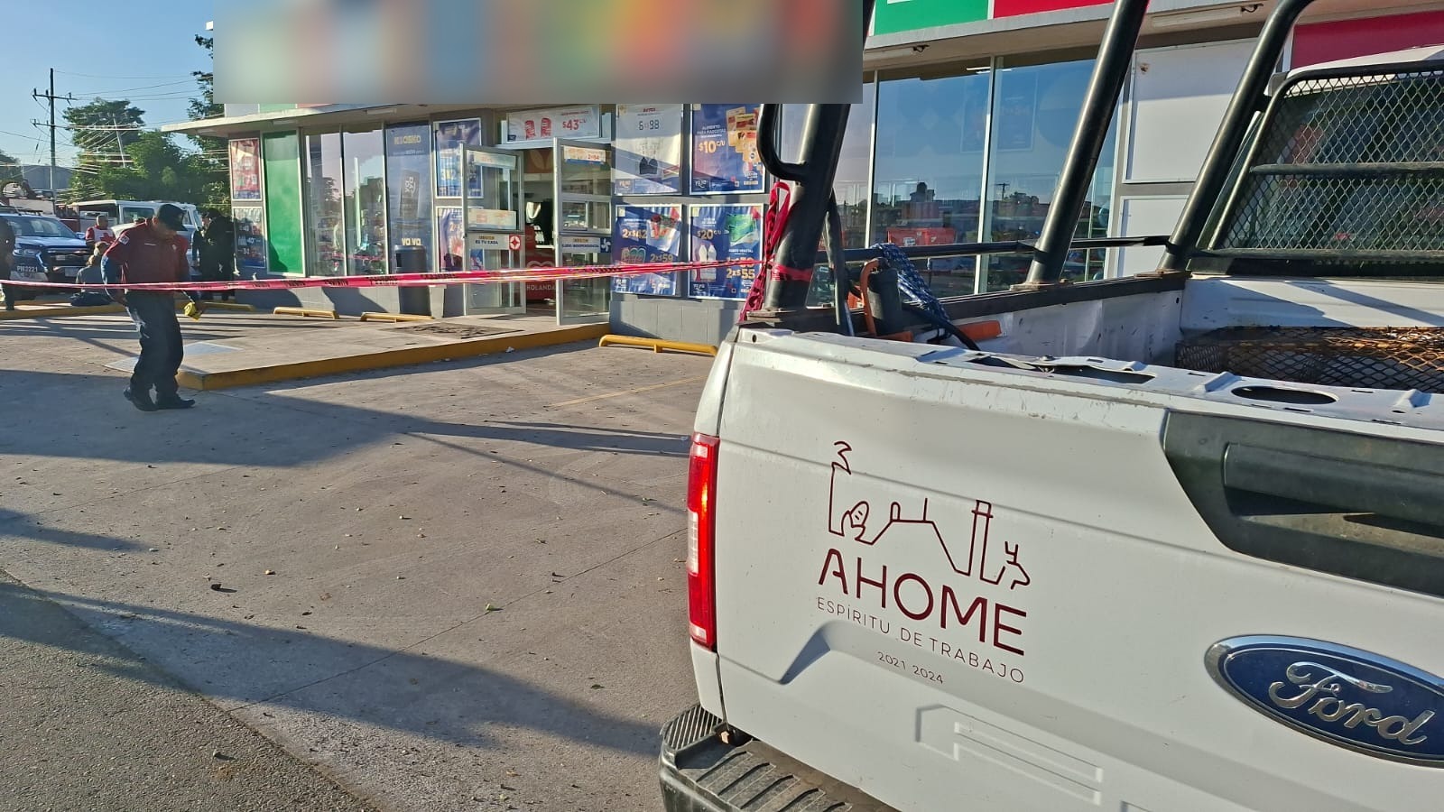 Unidad policiaca y elementos desplegados afuera de una tienda de conveniencia