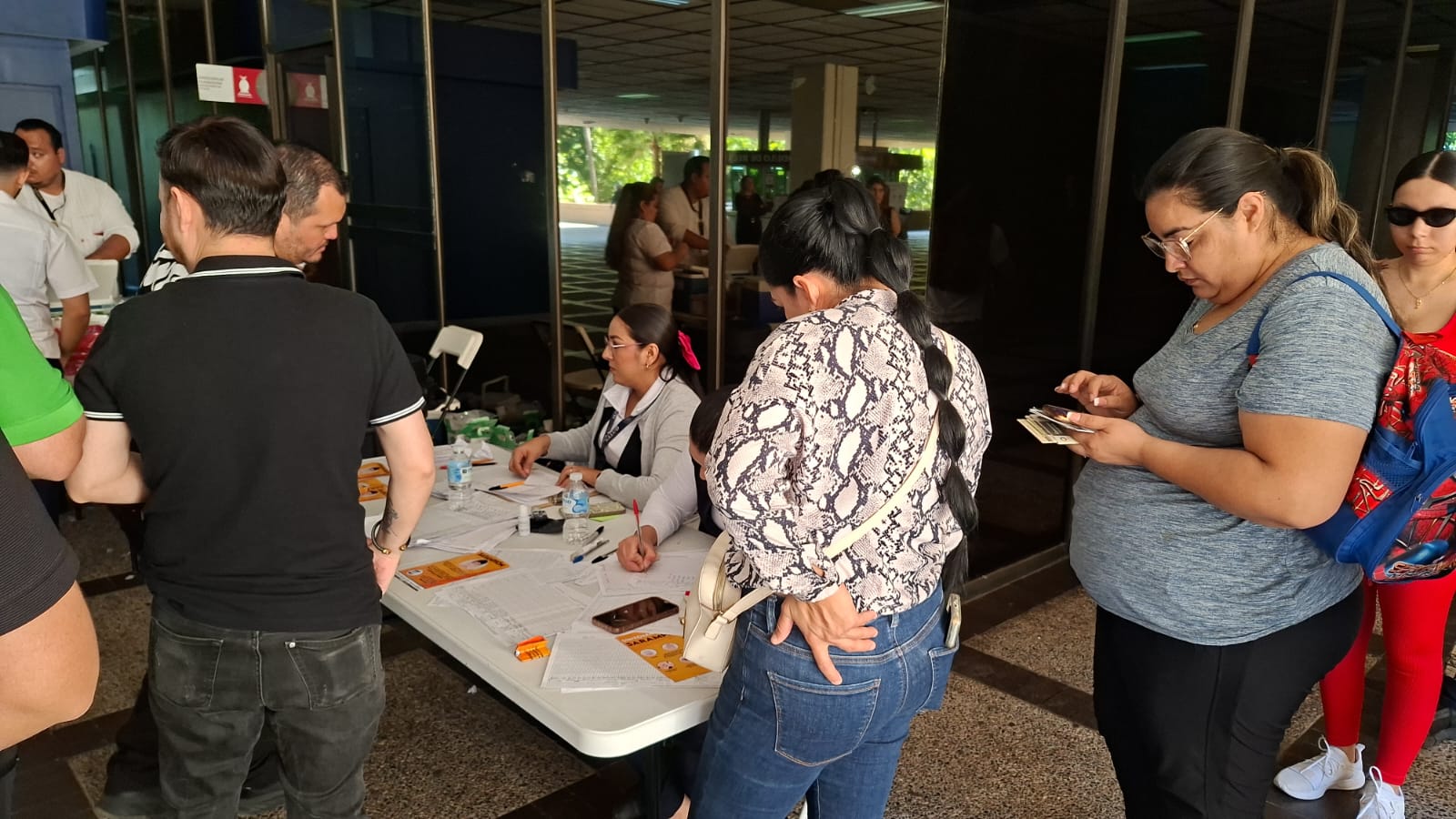 Personas en un modulo de vacunación